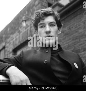 Ian McKellen, acteur, photographié en répétition en 1968. Ian est en train de lire le script pour le jeu de Noel Coward Hay Fever. Hay Fever a été diffusé sur la BBC en août 1968, avec Ian McKennen jouant la part de Simon Bliss. La production a également co-joué Richard Briers, Anna Massey et Celia Johnson. Photo prise le 5th mars 1968 Banque D'Images