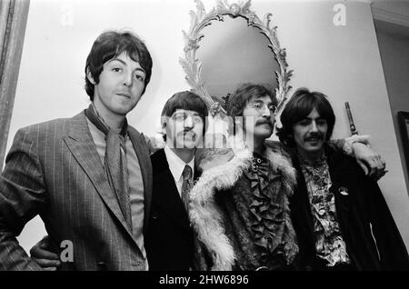 Appuyez sur le bouton de lancement de la touche « sgt. Pepper's Lonely Hearts Club Band' le huitième album studio des Beatles, mai 1967. Photo de la maison à Chapel St. Belgravia, Londres, mai 1967. *** Légende locale *** John Lennon Ringo Starr Paul McCartney George Harrison Banque D'Images