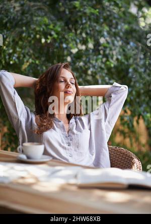 Prendre le temps de se détendre au soleil. Photo courte d'un jeune écrivain attrayant prenant une pause à l'extérieur. Banque D'Images