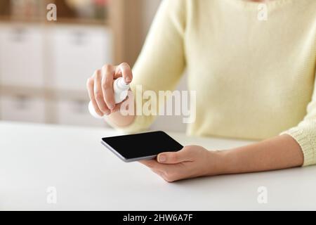 gros plan d'une femme qui nettoie les mains du smartphone Banque D'Images