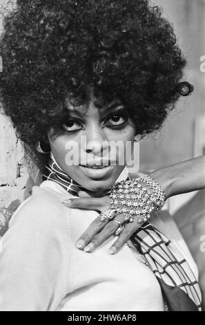 Diana Ross des Supremes photographiée à la réception de presse pour leur dernier single 'Love Child' . Elle est à Londres, avec ses autres Supremes, Mary Wilson et Cindy Birdsong, pour promouvoir la chanson photo prise le 19th novembre 1968 Banque D'Images