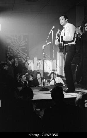 CY Grant se produit dans un club de chant folklorique d'une église méthodiste, Kings Cross. 13th janvier 1967. Banque D'Images