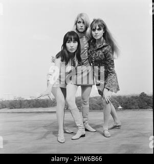 Les trois filles qui ont la vedette dans le film de comédie The Mini Mob, de gauche à droite: Lucille Soong, Gretchen regan et Madeline Smith.10th septembre 1967. Banque D'Images