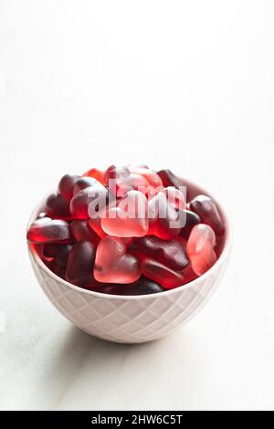Bonbons en gelée en forme de cœur dans un bol. Banque D'Images