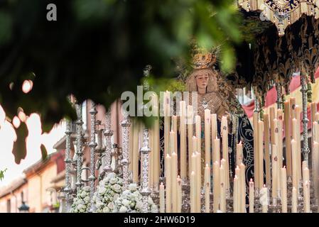 Paso de palio de la Virgen de la Amargura de Granada. Procession de Pâques pendant la semaine Sainte. Fête catholique en andalousie espagne. Banque D'Images