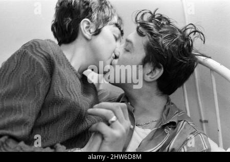 Mme Rita Eddom est réunifiée avec son mari Harry Eddom, qui était le seul survivant du chalutier coulé « Ross Cleveland ». Photo dans un hôpital en Islande. Février 1968. Banque D'Images