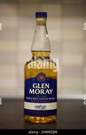 Whisky écossais single malt de la marque Glen Moray dans une bouteille en verre à Poznan, Pologne Banque D'Images