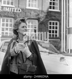 Joan Hughes, pilote de ferry de la Seconde Guerre mondiale et l'une des premières femmes pilotes d'essais en Grande-Bretagne, photographiée à l'extérieur du tribunal de la Couronne d'Aylesbury, faisant face à sept accusations de vol de personnes et de biens bas, dangereux et menaçant, lundi 18th mars 1968. Mlle Hughes, qui a plaidé non coupable, a fait voler son avion Tiger Moth sous un vol sur le M40 près de High Wycombe en mai dernier dans une séquence pour un nouveau film Thunderbirds (Thunderbird 6). Banque D'Images