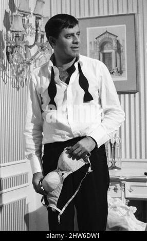 L'acteur et comédien américain Jerry Lewis a vu ici lors d'une pause dans le tournage de « Don't Raise the Bridge, Lower the River » aux Shepperton Studios, en Angleterre. Juin 1967 Banque D'Images