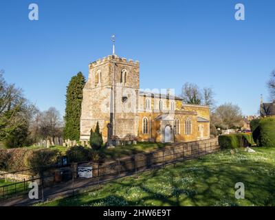 L'église de Tous les Saints comme vu à partir des terrains de Lamport Hall, le Northamptonshire, Royaume-Uni ; les parties les plus anciennes de l'église datent du 13e siècle. Banque D'Images