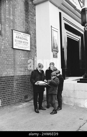 D'anciens coéquipiers, Terry Venactive et George Graham, joueront en face les uns des autres à Highbury ce samedi (7th janvier), lorsque les amis et les partenaires d'affaires se rencontreront au North London Derby. Terry Venlots a été transféré de Chelsea à Tottenham pour 80 000 livres et George Graham de Chelsea à Arsenal pour 75 000 livres. Photographié ensemble à Highbury, stade du club de football d'Arsenal, jeudi 5th janvier 1967. Banque D'Images