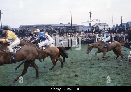 Grand cavalier national tenu à Aintree, Liverpool. Action à Bechers Brook pendant la course. 8th avril 1967. Banque D'Images