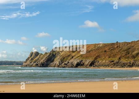 Three Cliffs Bay, à l'ouest, en direction de Great Tor et des falaises voisines, le jour ensoleillé de février Banque D'Images