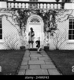 Aujourd'hui, quatre ans, Maître James Ogilvy, sort avec sa mère, la princesse Alexandra, à la maison de chaume, à Richmond. Il est allé voir son père dans sa voiture sur le chemin du bureau. Plus tard, il a eu une fête d'anniversaire. 29th février 1968. Banque D'Images