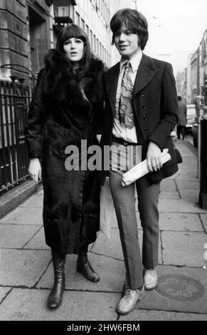 Christopher Jagger, frère de Rolling Stone Mick Jagger a voulu quitter une manifestation quand le problème a commencé, un tribunal a entendu aujourd'hui, mais il est resté pour persuader un ami - Hippe Reine Suzy creamcheese - d'aller avec lui. Suzy a été arrêté, tout comme Christopher Jagger. Il a dit au magistrat de la rue Marlborough à Londres. Jagger, 19 ans, avec trois autres hommes, Suzy creamcheese et une autre fille ont été accusés d'infractions découlant de la marche libre de Brian Jones en octobre. La marche, à Kingsroad, Chelsea, a suivi la peine d'emprisonnement de neuf mois qui a été transmise à Rolling Stone Jones pour des accusations de drogue. Le sentinelle Banque D'Images