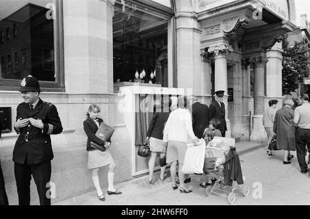 Le premier guichet automatique de Worlds, Cash machine, est dévoilé à la Barclays Bank, à Enfield, Middlesex, juste au nord de Londres. 27th juin 1967. La photo montre la foule de clients et de spectateurs locaux, voyant le premier guichet automatique au monde travailler pour la première fois. Barclays ATM, 27th juin 1967. Sir Thomas Bland, vice-président de Barclays Bank, dévoile un robot de caisse qui distribue de l'argent à tout moment du jour ou de la nuit. Conçue et développée conjointement avec de la rue instruments et le service des services de gestion des banques, la machine BarclayCash est installée dans la succursale d'Enfield. L'acteur Reg Varney a pris le temps de quitter Filmi Banque D'Images