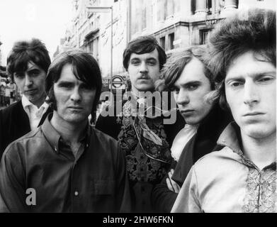 Pop groupe Procul Harum. Dave Knights, Bobby Harrison, Gary Brroker, Matthew Fisher et Ray Royer. 13th juin 1967. Banque D'Images