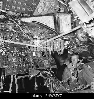 Le capitaine Harry Marlow inspecte l'épave de son avion British Midland, maintenant à l'aérodrome de Farnborough.le capitaine Marlow a survécu à l'écrasement d'air de Stockport du 4th juin 1967 la catastrophe aérienne de Stockport a été l'écrasement d'un avion Canadair C-4 Argonaut appartenant à British Midland Airways, Inscription G-ALHG,[1] dans un petit espace ouvert à l'établissement espoirs Carr près du centre de Stockport, Cheshire, Angleterre, le dimanche 4 juin 1967. 72 des 84 à bord ont été tués dans l'accident. Sur les 12 survivants, tous ont été grièvement blessés. Il est actuellement le quatrième désastre le plus grave de l'histoire de l'aviation britannique, et le troisième Banque D'Images