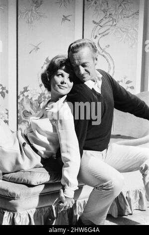 Prudence et la pilule, répétitions de films à Pinewood Studios, Iver Heath, Buckinghamshire, jeudi 14th septembre 1967. David Niven est le vedette de Gerald Hardcastle, et Irina Demick joue sa maîtresse Elizabeth Brett, Liz Brett. Banque D'Images