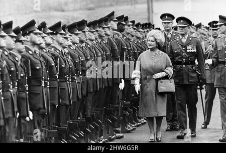 Inspection du King's Regiment (Liverpool et Manchester) à Liverpool par sa Majesté la reine Elizabeth la reine mère. Vers 1968. Banque D'Images