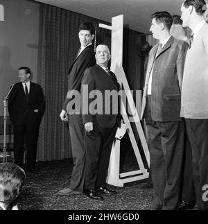 Le plus grand concours de l'homme a eu lieu à l'hôtel Londoner, Welbeck Street, Londres. Le gagnant M. Christopher Greener se tenant de retour avec le sergent-major ex-régimentaire Ronald Brittain. 11th décembre 1967. Banque D'Images