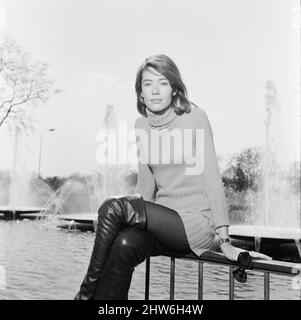 Françoise Hardy, chanteuse française se détend au soleil du printemps, Hyde Park, Londres, dimanche 14th avril 1968. Banque D'Images