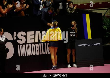 Dayana YASTREMSKA (UKR) et Grégory DOUCET Maire de Lyon lors de l'Open 6e sens, Métropole de Lyon 2022, WTA 250 Tournoi de tennis le 3 mars 2022 au Palais des Sports de Gerland à Lyon, France - photo Romain Biard / Isports / DPPI Banque D'Images