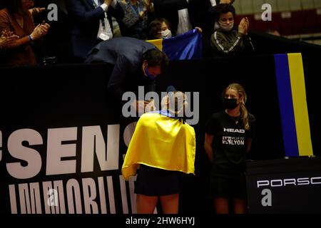 Dayana YASTREMSKA (UKR) et Grégory DOUCET Maire de Lyon lors de l'Open 6e sens, Métropole de Lyon 2022, WTA 250 Tournoi de tennis le 3 mars 2022 au Palais des Sports de Gerland à Lyon, France - photo Romain Biard / Isports / DPPI Banque D'Images