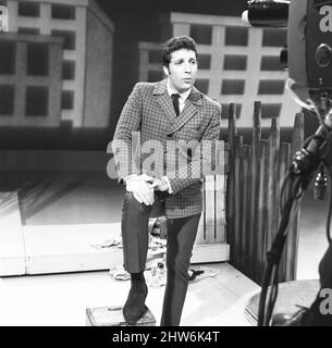 Tom Jones vu ici en enregistrant Tom Jones! Programme TV aux studios ATV d'Elstree. 25th mars 1967 Banque D'Images