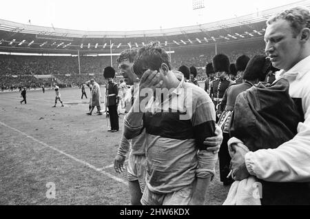 Leeds 11-10 Wakefield Trinity, Rugby League Challenge Cup final Match au stade Wembley, Londres, samedi 11th mai 1968. Notre photo montre ... Don Fox de Wakefield à la fin du match, après avoir manqué une conversion devant les postes dans la dernière minute du jeu, donnant à Leeds une victoire de 11?10. Banque D'Images