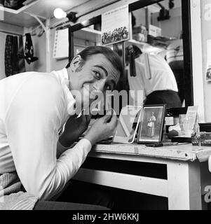 Le comédien Roy Hudd, qui apparaît au Floral Hall de Scarborough, photographié comme il se met en scène pour le spectacle de nuit, au premier plan se trouve une photo encadrée de son idole Dan Leno. 19th septembre 1968. Banque D'Images