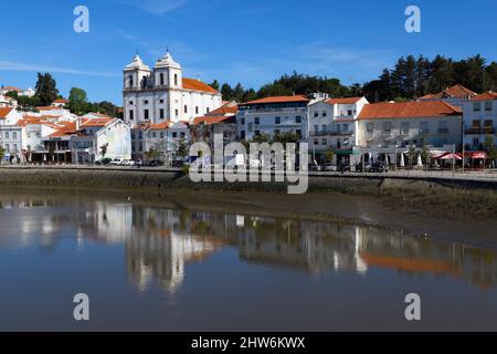 Centre-ville, église de Santiago et promenade le long de la rivière Sado, Alcacer do Sal, côte de Lisbonne, Portugal Banque D'Images