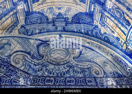 Blue Azulejos dans la chapelle du château de Sao Filipe, Setubal, Côte de Lisbonne, Portugal Banque D'Images