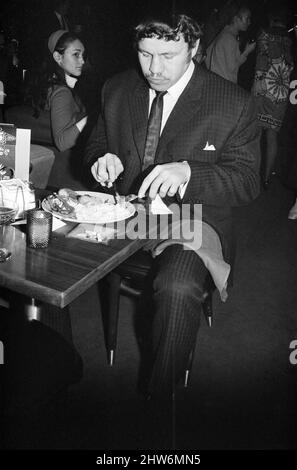 Mariage du réalisateur polonais Roman Polanski et de sa mariée, l'actrice américaine Sharon Tate, au bureau du registre de Chelsea, Londres. Spectacles photo : Terry Downes, invité à dîner à la réception du soir au London Playboy Club. 20th janvier 1968. Banque D'Images