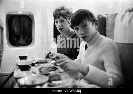 Mme Rita Eddom et son frère Dennis en vol. Ils rendent visite à son mari Harry Eddom, le seul survivant du chalutier coulé « Ross Cleveland ». Février 1968. Banque D'Images