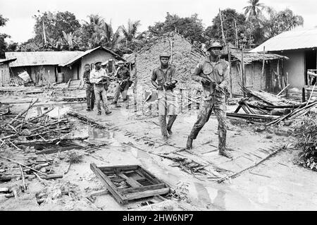 Les soldats Biafran vus ici avançaient vers l'armée nigériane pendant le conflit Biafran. 11th juin 1968 la guerre civile nigériane, également connue sous le nom de guerre du Biafran, a duré deux ans et demi, du 6 juillet 1967 au 15 janvier 1970, et a été combattue pour contrer la sécession du Biafra du Nigeria. Le peuple indigène Igbo de Biafra a estimé qu'il ne pouvait plus coexister avec le gouvernement fédéral dominé par le Nord après l'indépendance de la Grande-Bretagne. Les tensions politiques, économiques, ethniques, culturelles et religieuses se sont finalement retendues dans la guerre civile après le coup d'État militaire de 1966, alors dans le pays Banque D'Images