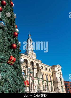 Arbre de Noël exposé à l'extérieur de la mairie de Bilbao, pays basque, Espagne Banque D'Images