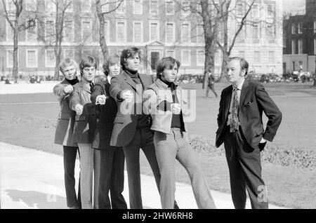 Les Bee Gees sont mis à l'épreuve par le célèbre comédien britannique Johnny Speight, qui écrira le scénario de leur premier long métrage « Lord Kitchener's Little Drummer Boys ». L'intrigue concerne le gangement de la presse des garçons pour rejoindre l'armée comme bandshommes pendant la guerre des Boers, le tournage commence plus tard cette année. Johnny marche les Bee Gees à travers Londres en leur donnant un avant-goût de ce qui va venir le 29th mars 1968. Photo (de l à r) Vince Melouney, Colin Peterson, Robin Gibb, Barry Gigg et Maurice Gibb avec Johnny Speight Banque D'Images