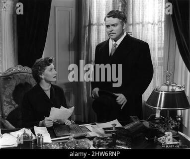 HELEN CHERRY et ORSON WELLES dans le segment Lord Mountdrago de TROIS CAS DE MEURTRE 1955 réalisateur GEORGE MORE O'FERRELL Story W. Somerset Maugham Wessex film Productions / London film productions Banque D'Images