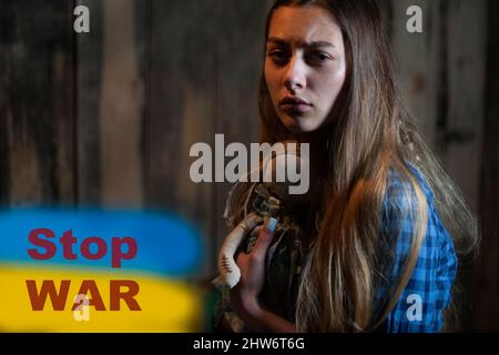 Il n'y a pas de guerre en Ukraine.Une fille civile se cache dans un abri à la bombe dans le sous-sol de l'immeuble. Peur et attente de l'évacuation Banque D'Images