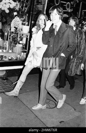 Les défendeurs accusés d'infractions découlant de la marche libre de Brian Jones en octobre 1967. La marche, sur la route Kings, Chelsea, a suivi la peine d'emprisonnement de neuf mois qui a été transmise à Rolling Stone Jones pour des accusations de drogue. Photo Christopher Jagger (À DROITE) frère de la pierre à roulettes Mick Jagger hippie Queen Suzy creamcheese (À GAUCHE) vrai nom Susan Zeiger Banque D'Images