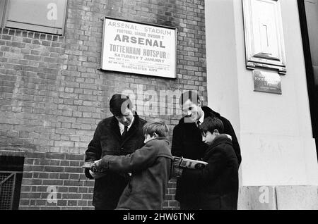 D'anciens coéquipiers, Terry Venactive et George Graham, joueront en face les uns des autres à Highbury ce samedi (7th janvier), lorsque les amis et les partenaires d'affaires se rencontreront au North London Derby. Terry Venlots a été transféré de Chelsea à Tottenham pour 80 000 livres et George Graham de Chelsea à Arsenal pour 75 000 livres. Photographié ensemble à Highbury, stade du club de football d'Arsenal, jeudi 5th janvier 1967. Banque D'Images