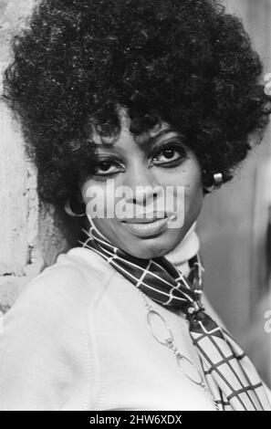 Diana Ross des Supremes photographiée à la réception de presse pour leur dernier single 'Love Child' . Elle est à Londres, avec ses autres Supremes, Mary Wilson et Cindy Birdsong, pour promouvoir la chanson photo prise le 19th novembre 1968 Banque D'Images