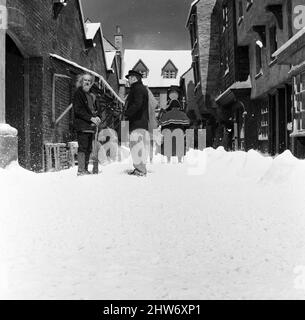 Tournage d'Oliver ! Aux studios Shepperton. La scène qui aurait dû être prise en milieu d'hiver était prise en août avec une tonne de polystyrène à plumes sur le point de représenter la chute de neige et les glaçons artificiels accrochés à des rebords et des tuyaux, etc. 3rd août 1967. Banque D'Images