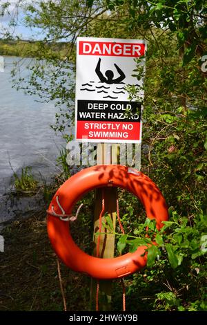 Danger. Panneau de danger d'eau froide profonde. Strictement pas de natation. À la réserve naturelle de Spade Oak, Bourne End, Buckinghamshire, Angleterre, Royaume-Uni Banque D'Images