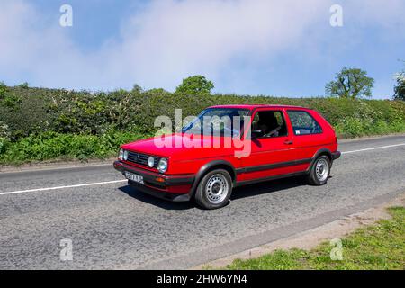 1989 80s années 80 rouge VW Volkswagen 1781cc essence 5 rapports manuel 2DR en route vers Capesthorne Hall Classic May car show, Cheshire, Royaume-Uni Banque D'Images