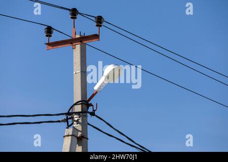 Lanterne de rue contre ciel bleu. Lampe de ville Banque D'Images