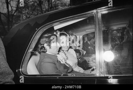 Mariage du réalisateur polonais Roman Polanski et de sa mariée, l'actrice américaine Sharon Tate, au bureau du registre de Chelsea, Londres. Photos : le couple nouvellement marié quitte le bureau d'enregistrement pour sa réception en soirée au London Playboy Club. 20th janvier 1968. Banque D'Images