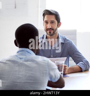 Pourquoi devrions-nous vous embaucher. Photo d'un homme d'affaires qui interviewe un candidat à un emploi dans un bureau. Banque D'Images