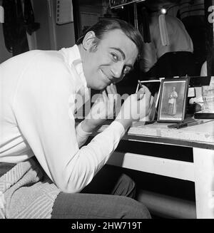 Le comédien Roy Hudd, qui apparaît au Floral Hall de Scarborough, photographié comme il se met en scène pour le spectacle de nuit, au premier plan se trouve une photo encadrée de son idole Dan Leno. 19th septembre 1968. Banque D'Images